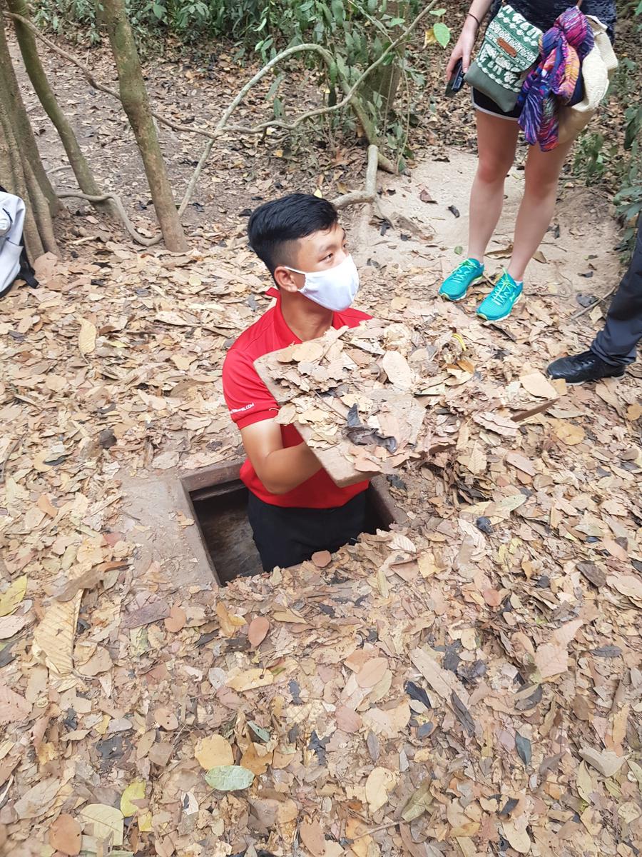 Wisata Sehari Cu Chi Tunnels Cao Dai Temple