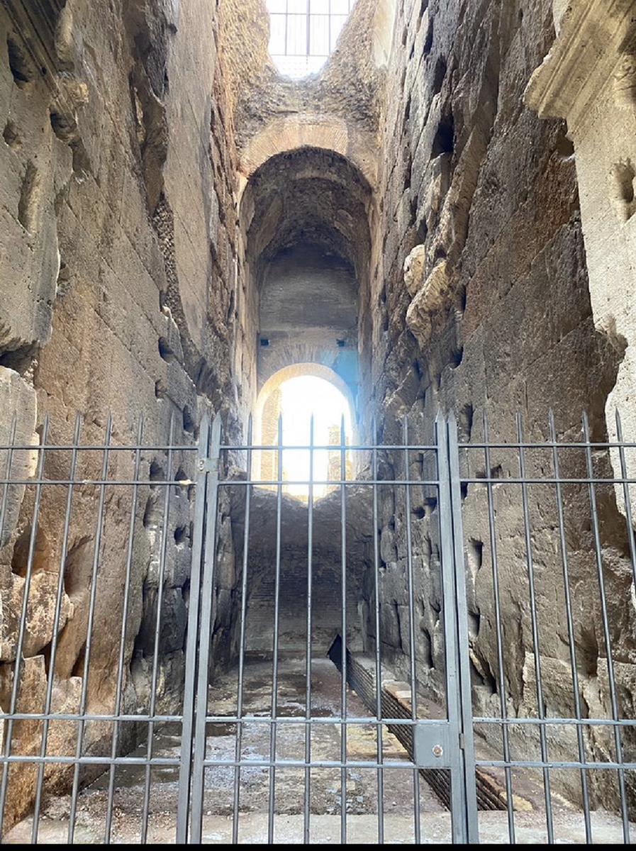 ローマ コロッセオ メインのアリーナ 地下