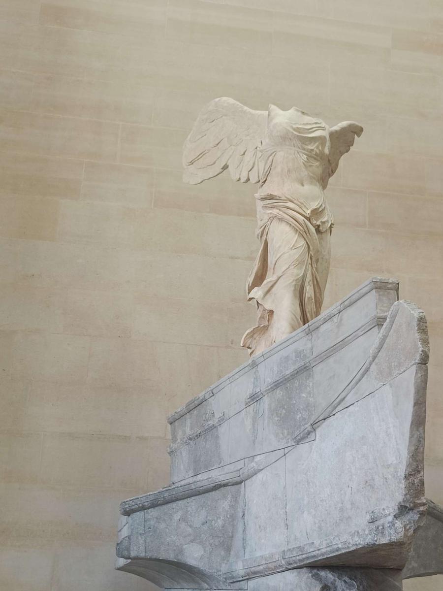 ルーブル美術館　サモトラケのニケ像