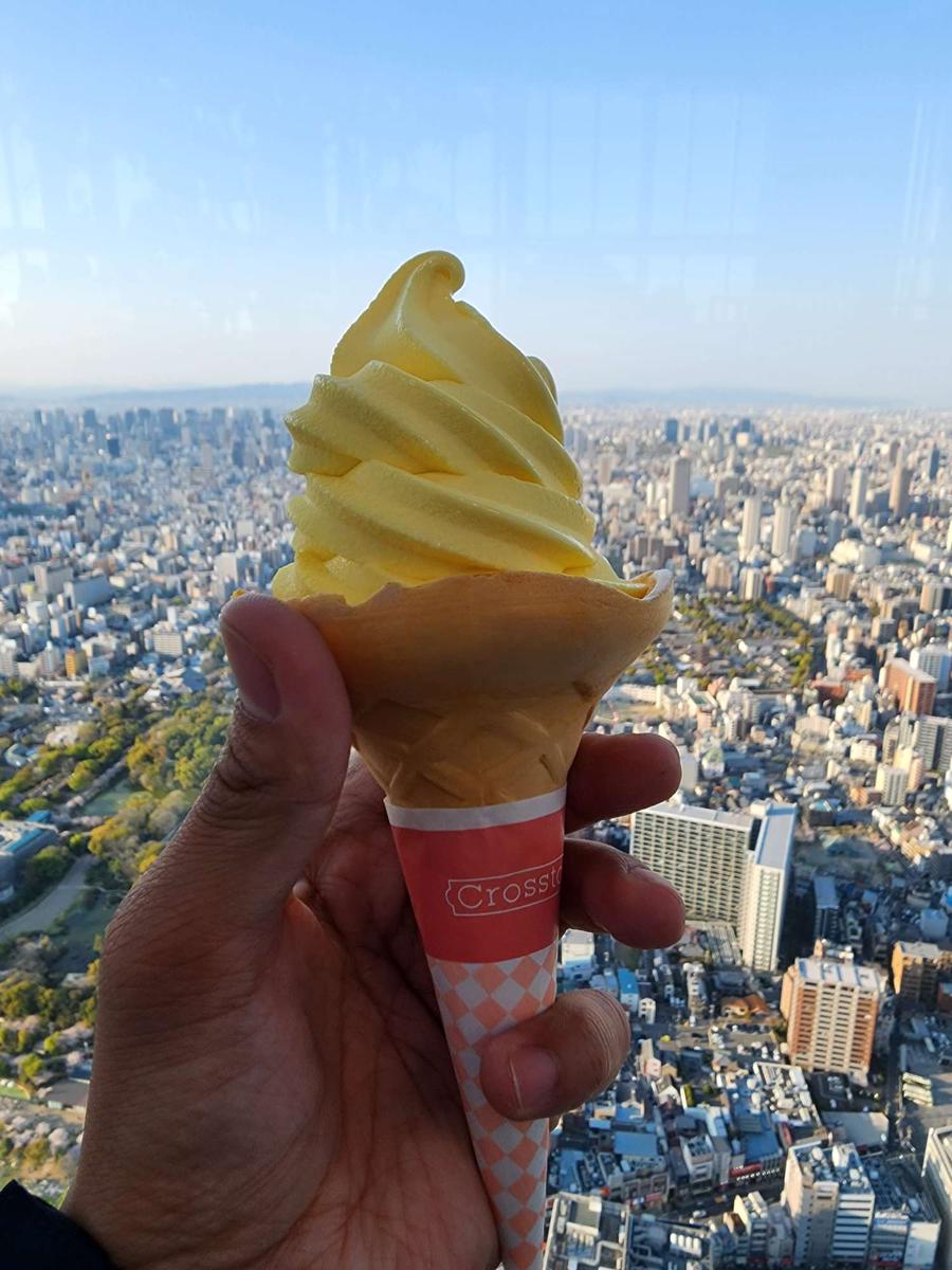 2424 大阪 ハルカス300　パインアメソフトクリーム